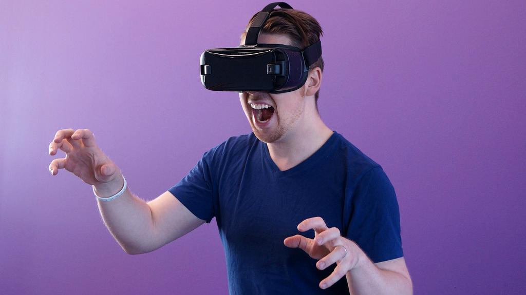 Salle de jeux vidéo immersive avec équipements VR