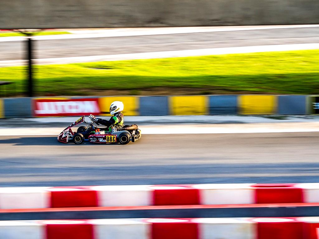 Tournoi esport en cours avec joueurs concentrés et large audience