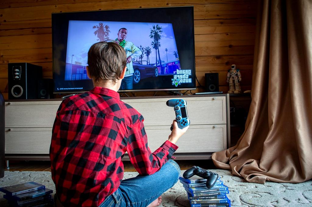 Salle gaming moderne équipée de consoles et fauteuils gaming ergonomiques