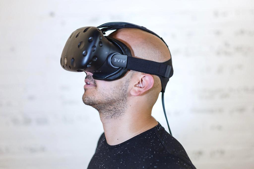 Marketplace holographique avec objets NFT flottants et cryptomonnaies