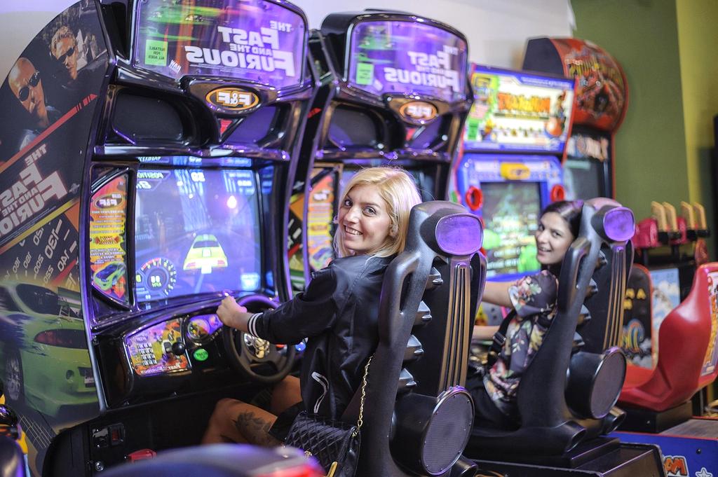 Ancienne salle de jeux avec consoles classiques