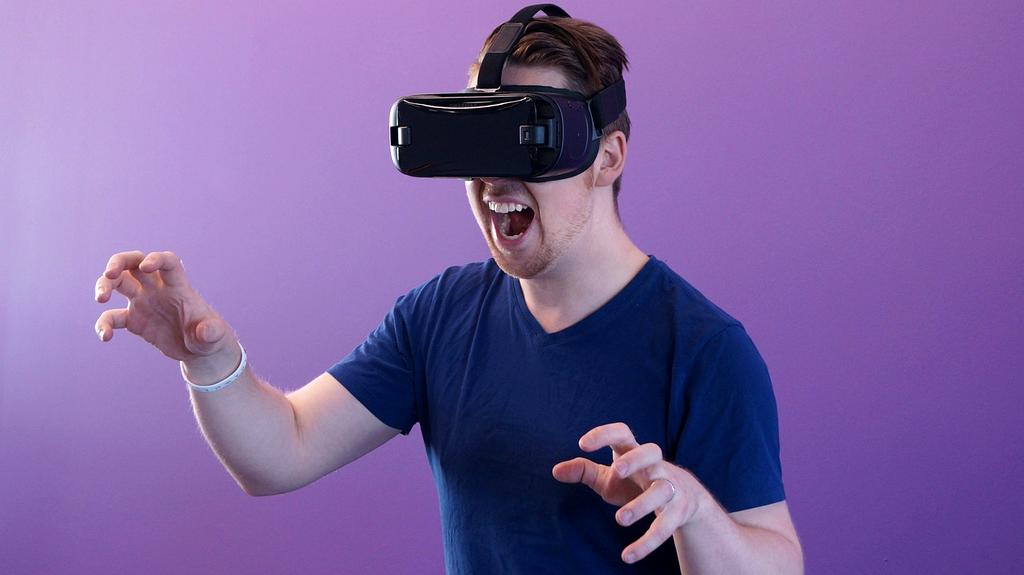 Participants utilisant des casques VR dans un espace moderne