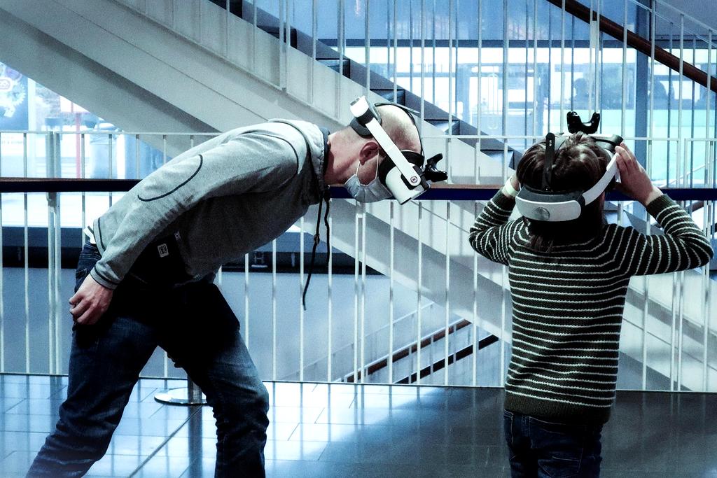 Zone VR avec casques de réalité virtuelle et joueurs en immersion